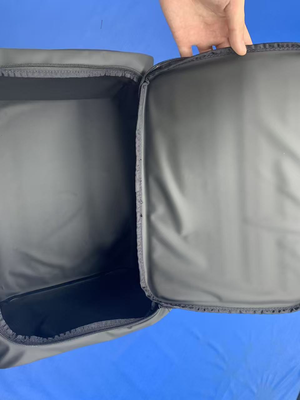 Binnen een productierun van gelaste softcoolers bij Sealock