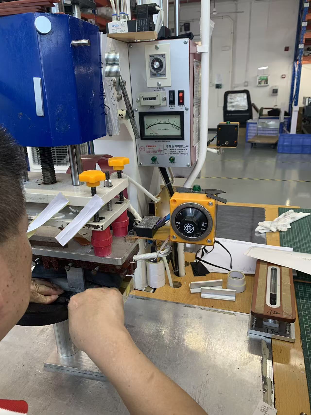 Een kijkje in de fabriek: hoe we koeltassen lassen, naaien en testen
